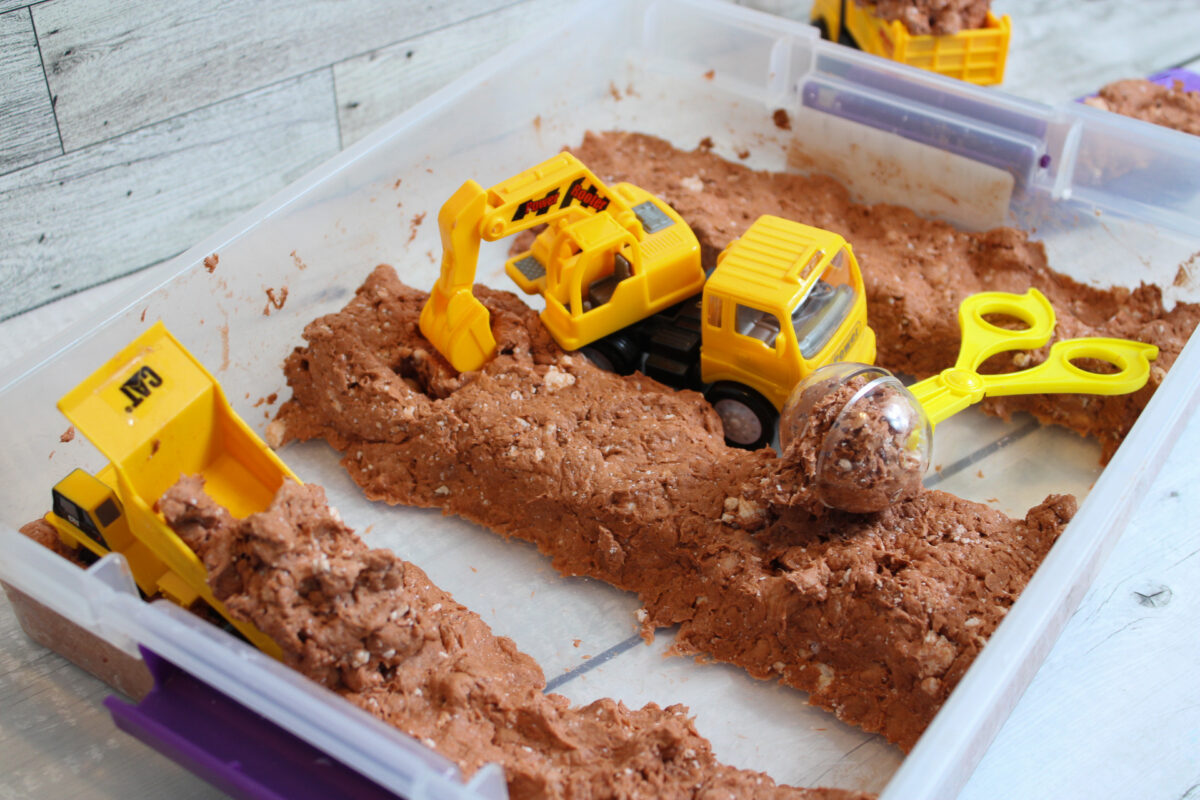 “Clean Mud” Easy Sensory Bin